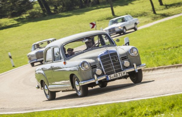 Когато през 1952 публикува първите снимки на прототипа на бъдещия Mercedes 180 (W120), германското издание Das Auto, Motor und Sport помества до тях и пародия на "Горски цар" (Еrlkonig), прочутата поема на Гьоте. Затова в Германия моделът често е наричан Горския цар. Още по-известен е обаче като "понтон", заради новаторската триобемна архитектура и достолепните форми. 
