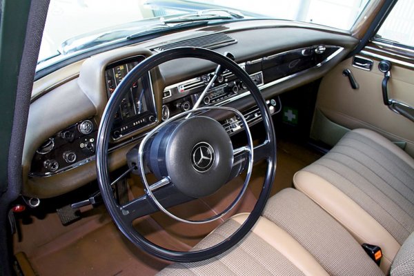 Семейството W110 първоначално се състои от бензиновия 190 и дизеловия 190 D, към които после се добавят 200, 200D и шестцилиндровият 230, с внушителните за епохата 105 конски сили. Най-мощните модели получават и удължени версии, включително комби. Опциите включват неща като хидравлично подсилване на волана, стъклен покрив, отопление на задното стъкло, климатик, автоматични скорости и електрически прозорци. 
