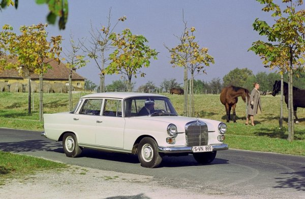 В Германия наричат този модел Heckflosse ("плавника" или "перката") заради специфичния дизайн на задницата. Наследникът на "понтона" започва дългата традиция на иновации в областта на безопасността, характерна за Mercedes. Колата има защитена клетка за пътниците и специални зони за поглъщане на енергията при удар. През 1963 са въведени и по-ефективни спирачки с дискове на предните колела, а от 1967 се вгражда телескопичен волан, също абсорбиращ енергията при сблъсък. 
