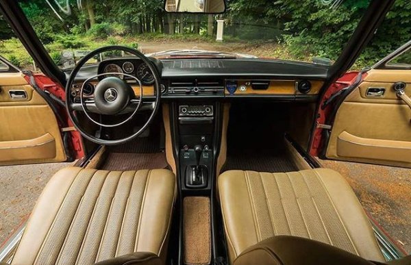 Кодът W114 се използва за шестцилиндровите мотори, а W115 - за моделите с по четири или пет цилиндъра. Най-запомнящи се са версиите 250 CE, с горивна инжекция от Bosch и 150 конски сили, както и 280 E, с цели 185 коня.
Технологично този автомобил е доста по-модерен от "Плавника" - с анти-рол бар, петстепенна трансмисия, централно заключване и алуминиеви джанти. После се появяват инерционни предпазни колани и подглавници. 
