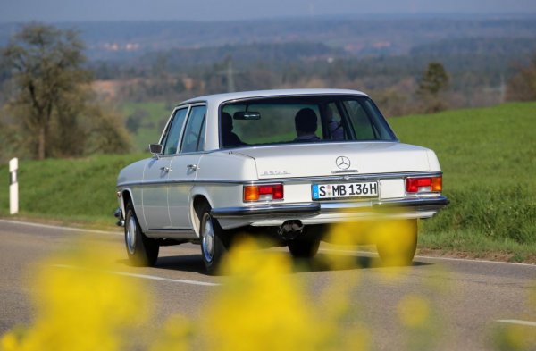 В края на 60-те компанията окончателно прокарва разграничение между моделите си в бизнес сегмента, и луксозните си лимузини, които още тогава се наричат S-модели. 
През 1968 идва и наследникът на "Плавника" - W114, с външен вид, нарисуван от легендарния френски дизайнер Пол Брак. В Германия наричат този автомобил и родствения му W115 "Strich Acht" - "наклонена черта осем", защото в кодовото им име фигурира '/8'.
Това е първият модел на Mercedes, продаден в над 1 милион бройки (всъщност до края на производството през 1976 са сглобени 1.8 милиона седана и 67 000 купета). 

