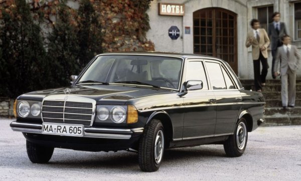 През 1976 Mercedes най-после е готов с наследника на W114, означен като W123. Тази кола става незабавно пазарна сензация, най-вече заради съблазнителния дизайн, дело на Бруно Сако. Интересът е толкова голям, че за автомобила се чака над една година, а на вторичния пазар малко употребявани W123 вървят по-скъпо от чисто новите. Моделът бързо подобрява рекорда на своя предшественик и до края на производството си през 1986 успява да пласира над 2.7 милиона бройки. Таксиметровите шофьори в Германия масово се пренасочват към него, тъй като двигателите спокойно правят по 500 000 и дори 1 000 000 км без сериозни ремонти. 
Това е и първият модел с официална комби версия - дотогава е ставало дума само за допълнително модифициране, най-вече в белгийската фабрика на IMA. 
