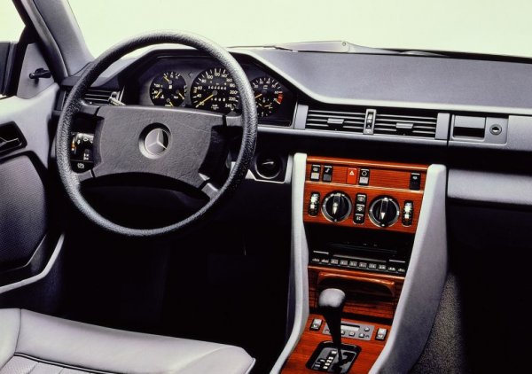 Изборът на бензинови и дизелови агрегати още повече се разширява, мощността е вече в диапазона между 72 и 326 коня (във върховия 500 Е от 1990). Малко по-късно се появява и E 60 AMG с 381 конски сили, 4Matic задвижване на четирите колела и многозвенно задно окачване. За 13 години са произведени общо 2.737 милиона автомобила. 
