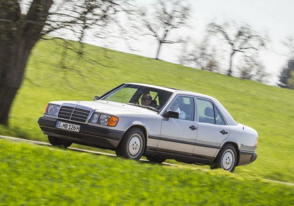 Поколението W124, дебютирало през 1984, е първото, носещо официално означението E-class - макар че го получава едва към края на моделния си живот, през юни 1993. Дизайнът на прототипа е на Галицендорфер и Пфайфер, а на серийния модел - на Бруно Сако. W124 се произведа в четири разновидности: седан, комби, купе и кабриолет, плюс удължена версия и множество специални модели. 

