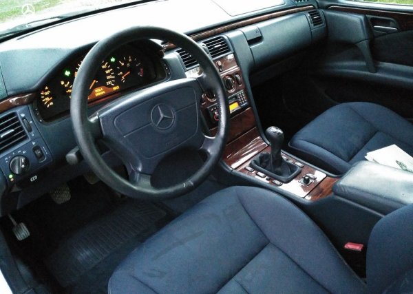 Изборът от двигатели е все така богат, в диапазона между 95 и 347 конски сили. През 1998 дотогавашните редови шестаци са заменени от изцяло новия V6, код М112, с 223 коня максимална мощност и 310 Нм въртящ момент. Ранните модели са с 4-степенни трансмисии, а тези след 1996 - с петстепенни. 
За жалост E210 ще се запомни и с рязката промяна в качеството, плод на идеите на тогавашния шеф на Daimler Юрген Шремп за съкращаване на разходите. Автомобилите от това поколение са известни с редица дефекти - от проблеми с маховика, въздушния датчик, разтапящите се задни светлини, отказващите механизми на прозорците, до честата ръжда по вратите и дори по емблемата на предния капак. 
