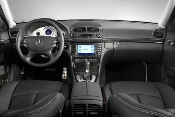 С отстраняването на Шремп и замяната му от Дитер Цетше през 2006 компанията започва сериозни усилия да повиши отново качеството на производство, и последните версии на W211 се смятат за значително по-добре сглобени от ранните. След фейслифта се появява и E63 AMG версията, с 514 конски сили максимална мощност. 
