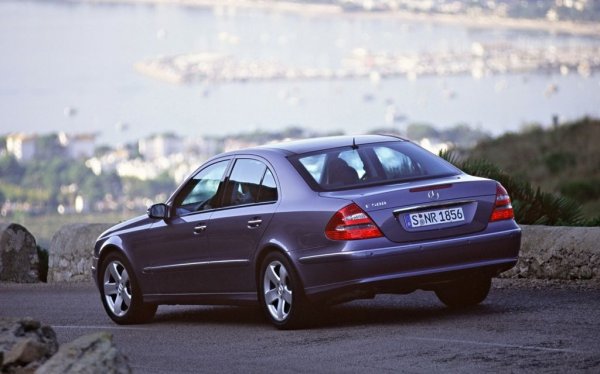 Проблемите на W210 се прехвърлят и на представения през 2002 година наследник W211. Eволюция на дотогавашната кола, този модел въвежда биксеноновите светлини, автоматичния климатик, автоматичните чистачки със сензор за дъжд и много други технологии. Автомобилът има четириточкото окачване отпред, многозвенно отзад и като опция - пневматично регулиране на окачването. Това е и първата Е-класа със серийна електронна стабилизираща система (ЕSP). 
