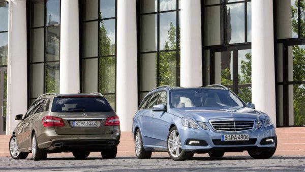 През 2009 W211 най-сетне бе пенсионирана и заменена от W212, с дизайн на Томас Стопка, запомнящ се най-вече с необичайните разделени предни светлини. Новата платформа обаче бе използвана само за седана и комбито, докато версиите купе и кабриолет бяха построени на базата на С-класата (W204).
