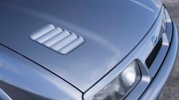 Sierra RS Cosworth е моментално разпознаваем, благодарение на специфичните му компоненти. Най-зрелищният от тях определено е огромното задно крило, но впечатление правят и въздухозаборниците на капака, 15-инчовите лети джанти, страничните степенки и уникалната предна броня.

Клирънсът на машината е намален, което предполага по-добра концепция, особено при влизане в завой. А освен това, придава доста "състезателен" вид на колата.