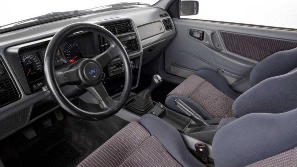 Що се отнася до салона, акцент са предните спортни седалки на световноизвестната компания Recaro, с големи латерални опори. В допълнение, автомобилът разполага със спортен волан с три спици и кожена облицовка, а инструменталният панел предлага информация за налягането на турбокомпресора. Скоростомерът пък е разчетен на над 260 км/ч.