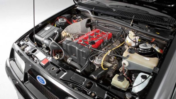Сърцето на Ford Sierra RS Cosworth е двултиров турбобензинов двигател, който разполага с максимална мощност от 204 к.с. при 6000 об/мин и въртящ момент от 275 Нм при 4500 об/мин. Близо 80% от въртящия момент е наличен още при 2300 оборота. Агрегатът е стикован с 5-степенна механична скоростна кутия, като комбинацията позволява ускорение от 0 до 100 км/ч за 6,8 секунди и достигане до пределните 240 км/ч.