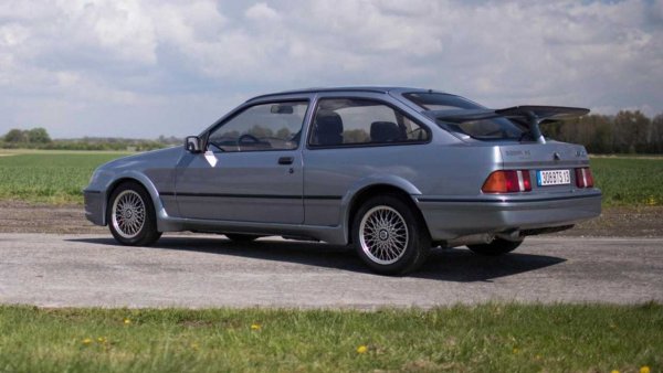 Sierra RS Cosworth определено впечатлява автомобилните експерти по онова време, който не спестяват ласките си към двигателя, превъзходното ускорение и шасито, което успява да контролира огромната мощ и същевременно да гарантира добра ефективности и при терен с много завои. В допълнение, воланът е много директен, а спирачните дискова са много издръжливи и понасят безпроблемно дълги динамични натоварвания.