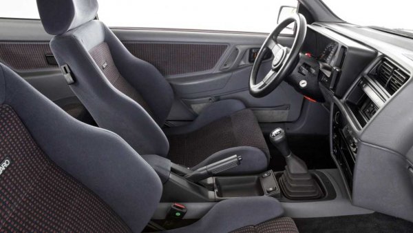 Благодарение на сгъващата се задна седалка, багажникът може да бъде значително увеличен, за да побере по-дълги товари. В серийното оборудване влизат също електрически стъкла и огледала, централно заключване и шибедах. Единственият недостатък, ако може да го приемем за такъв, е намалената видимост назад, заради огромния спойлер. Но това може да бъде преглътнато лесно, на фона на всичко останало.