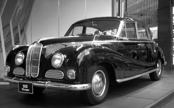 Всички V8 двигатели са направени от чугун, докато BMW не представи първия в света алуминиев V8. Това стана през 1954 година на модела 502 (на снимката). Този мотор беше по-лек от всички мотори, правени до момента. Баварският производител също така първи въведе електронна система, контролираща мощността на двигателя, която замени кабелите. Това стана през 1987 година при модела 750iL (Е38), който е и първият модел със сателитна навигация.

Също при 7-Series, но през 2001 година се появи 6-степенна автоматична скоростна кутия, произведена от ZF. Серията E38 от 1995 година пък е един от първите серийни автомобили, оборудвани със система за електронен контрол на стабилността заедно с Mercedes S600.
