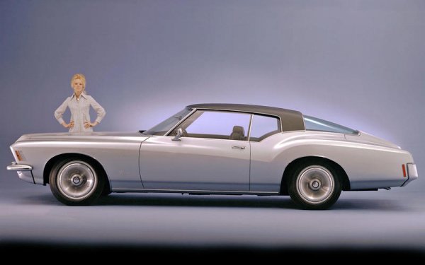 В днешно време приемаме контрола на сцеплението за даденост, но когато Buick поставя системата MaxTrac на своя Riviera от 1971 година (на снимката), това е новаторска технология. Тя работи със сравняване на скоростта на предното и на задното колела. когато задните се завъртят, мощността намалява. През 1986 година Buick монтира и първия сензорен дисплей на своя Regal.
