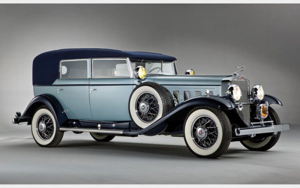 Компанията, която е част от General Motors (GM) е пионер в използването на устойчиви на разпадане предни стъкла, като това става още през 1925 година. Cadillac пръв предлага стартиране на двигателя с ключ - през 1916 година. При тази марка дебютира и радио в автомобила - през 1929 година, както и V16 двигател през 1930 година (на снимката).
