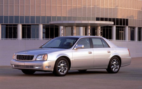 Cadillac DeVille от 2000 година (на снимката) предлага едновременно с Mercedes-Benz подгряване на седалките. Година след това при същия модел, както и при Seville се предлага сателитно радио, което и до ден-днешен се използа от около 1/4 от американските шофьори.
