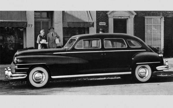 Мнозина смятат, че Jaguar C-Type е първата кола с дискови спирачки, като тя излиза през 1953 години, но 5 години преди това Chrysler Crown Imperial (на снимката) е оборудван с такива отпред и отзад. Chrysler първи предлага електрически прозорци (1951 година), след като Packard е въвел хидроелектрическа система повече от десетилетие по-рано.
