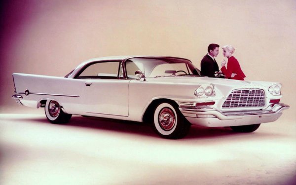 През 1958 година  Chrysler представя модела 300D (на снимката) с електронно впръскване на гориво. Системата обаче се оказа ненадеждна и Chrysler се връща къв карбураторите, които не дават толкова дефекти. Година по-късно излиза 300E, който получава първото в света огледало за обратно виждане с автоматично затъмняване, наречено Mirror-Matic.
