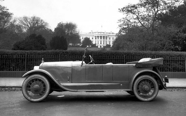 Един от най-бляскавите марки през 20-те години на миналия век прави скъпи коли за богати хора. Автомобилите получават големи и мощни двигатели, но като повече от моделите на пазара по това време имат спирачки само на задните колела. През 1921 година именно Duesenberg въвежда хидравлични спирачки на четирите колела на соя Model A.
