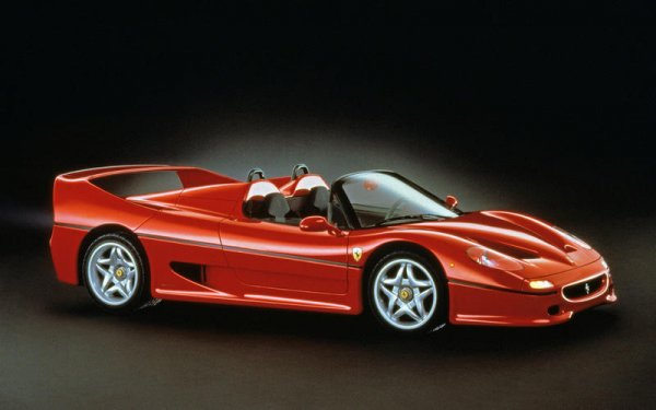 Италианската компания никога не се е страхувала да използа технологии от състезателни коли, като при F50 (на снимката) от 1995 година да първи път се появява двигател, който е част от структурата на автомобила. По-рано това решение се е използвало при състезателните коли, но не и при пътнически модели.
