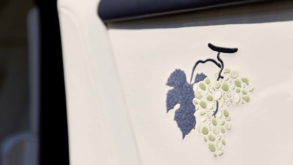 Задните врати имат бродерия на гроздови клони, всяка с над 9000 бода, и фини лога на грозде, осеяни отвън.
