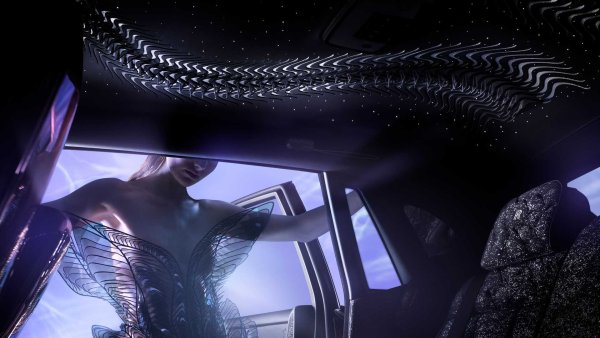 . Създаден заедно с холандската дизайнерка Ирис ван Херпен, на дизайнерите на Rolls-Royce и нейния екип са им били нужни 700 часа, за да финализират ефекта &bdquo;Weaving Water&ldquo;.
