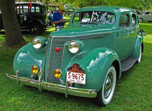 Името е използвано за първи път от Studebaker през 1927 г. като част от неговата моделна линия, кръстена на висши държавни позиции: Диктаторът, Командирът и Президентът. Игри на съдбата! В онези години Диктаторът се смята за дъното на лидерската стълбица, поради което колата е продаана на умерена цена 

Въпреки че автомобилът е смятан за доста добър, името не става хит хит. Studebaker го изоставяпрез 1938 година, когато диктаторите започват да превземат Европа. Studebaker никога не признава конкретната причина, но изглежда, това е доста точно обяснение. Кола, която кара американците да си мислят за Адолф Хитлер, е ужасен избор. И диктаторът стана директор. Е, вече почти никой не помни американска автомобилна компания.