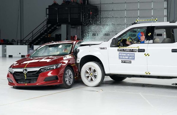 Ако се намирате в тежък автомобил, вероятността да се разминете без сериозни наранявания при катастрофа е по-висока, твърди Майкъл Андерсън, професор от Калифорнийския университет, цитиран от Bloomberg. Андерсън, който наското издаде книгата "Килограмите, които убиват: Цената на автомобилното тегло", обяснява това съвсем простичко: колата с по-голяма маса на практика избутва от пътя си по-леката при удар. Това значи, че телата на пътниците й са подложени на по-малко обратно ускорение. 
