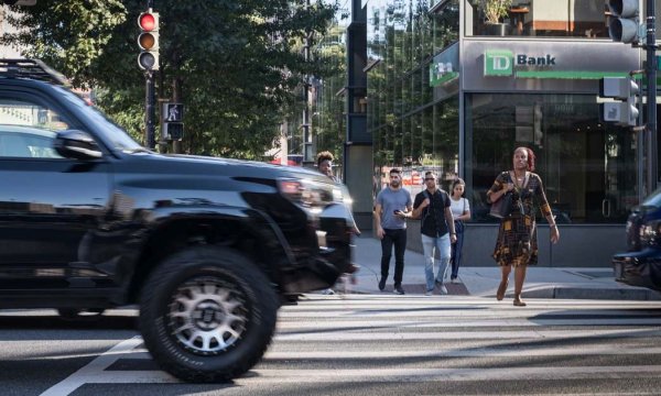 Но плюсовете за хората в големите и тежки автомобили са минуси за онези, в които те се блъскат - било пътници в по-малки превозни средства, било пешеходци. 
В последните години средното тегло на автомобилите нарасна значително и в Европа, и в Америка - отчасти заради все повечето оборудване, но най-вече заради предпочитанията на клиентите към SUV модели (Европа) и пикапи (Америка). Отчитайки тази тенденция, още през 2011 година проф. Андерсън предрече, че броят на смъртните случаи по пътищата се расте - и се оказа прав. 

