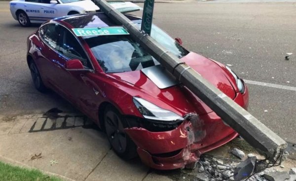 Нерядко при кризисни ситуации шофьорите се объркват и вместо спирачката, натискат газта. Това е особено голям проблем при по-големите електромобили, които имат мощно и достъпно веднага ускорение. 
