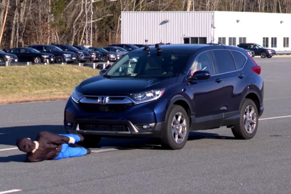Според щатския Застрахователен институт за пътна безопасност (IIHS) на всеки пешеходец, убит от лек автомобил, се падат четири смъртни случая, предизвикани от големи пикапи или SUV. Едната причина е по-голямото тегло, фатално при сблъсък. Това автоматично прави електромобилите по-опасни от конвенционалните коли. 
Втората причина е, че големите автомобили предлагат по-лоша видимост и по-голяма "сляпа зона" отпред. 
Заради това тревожно съотношение в европейските тестове за безопасност вече от няколко години се отделя особено внимание на защитата на пешеходците. От тази година подобна промяна влиза в сила и в САЩ. 
