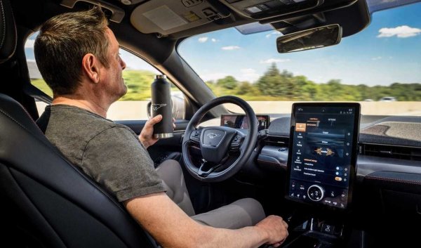 Има обаче и един фактор в подкрепа на електромобилите, както изтъква Джанет Руис от Института за застрахователна информация. Статистиката на застрахователните компании показва, че като цяло водачите на електрически коли карат по-внимателно от шофьорите на бензинови автомобили, по-рядко превишават скоростта и изминават средно по-малко километри. Всъщност през 2020 средният брой застрахователни претенции при електромобили е с 20% по-нисък от този за коли с ДВГ. 
