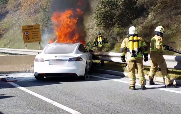 По-тежките и солидни електромобили са по-безопасни за собствените си пътници - с едно изключение. Голямото количество енергия в батерията и сложната й химия означават, че електромобилът е кошмар за пожарникарите. Вероятността от такъв пожар засега не е по-висока от тази при бензиновите и дизеловите коли, ако се съди по застрахователната статистика. Но гасенето на пожара е несравнимо по-трудно. Наскоро германски експерти по пожарна безопасност разкриха пред Spiegel, че ако гасенето на пламнал бензинов автомобил обикновено отнема петнайсетина минути и около 500 литра вода, то за гасенето на електромобил с голяма батерия са нужни часове, и до 10 тона вода. 
