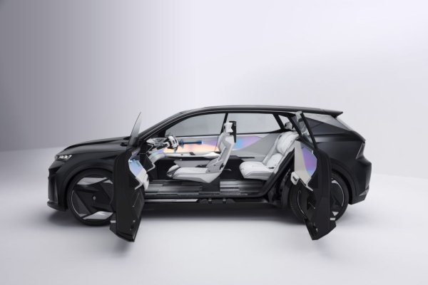 Големият пробег се дължи на водородния компонент на хибридната система. Scenic Vision има водородна горивна клетка с изходна мощност 15 киловата. Това е осем пъти по-малко от клетката в актуалната водородна Toyota Mirai, но е напълно достатъчно, защото тук не се налага клетката постоянно да захранва електромотора. Тя се използва само да дозарежда батерията на дълъг път. 
