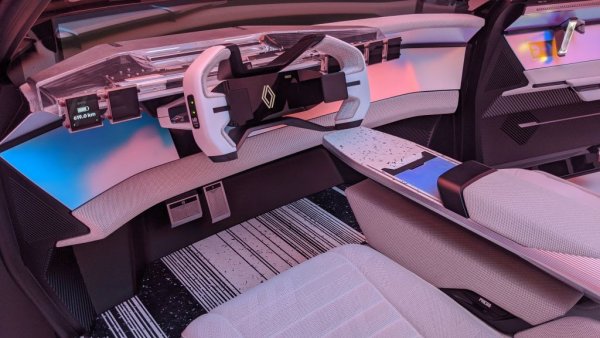 По-малките размери на горивната клетка носят много предимства. От Renault все още не са склонни да навлизат в детайли за технологията, но все пак успяхме да научим, че водородният резервоар е изработен от рециклиран въглероден композит и събира 2.5 кг - наполовина от този на Mirai. Това позволява и съхранението на водорода да става при доста по-ниско налягане - 350 бара, вместо 700 при японците. Естествено, такава система ще е и чувствително по-евтина. 
