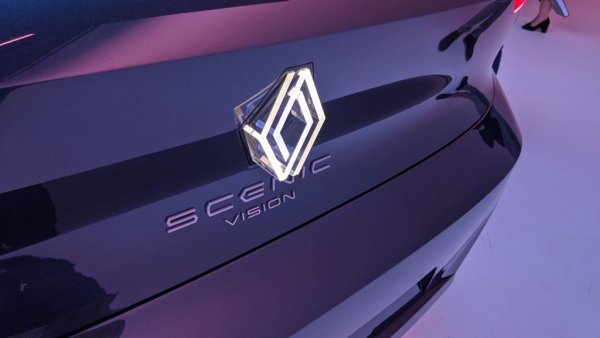 Идеята наистина е при нормални обстоятелства да зареждате батерията от мрежата и да ползвате колата като чист електромобил, а горивната клетка да влиза в употреба само на дълъг път. Ако трябва да отидете от София до Варна, ще спрете само за едно петминутно зареждане на водородния резервоар. Вече утвърдените планове на ЕС предвиждат до 2030 по всяка основна пътна артерия в съюза да има водородна станция на всеки 160 км. 
