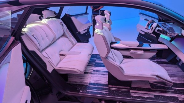 Това решава още един проблем - за съхранението на водорода. Заради изключителната си летливост той не се задържа продължително дори в най-съвременните резервоари, и загубите при седмица престой са съществени. Докато при Scenic го зареждате само, когато ви трябва, и съответно няма значими загуби. Подобна система е и доста по-безопасна. 
