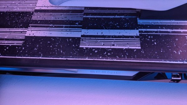 Ефектният черно-бял под на Scenic Vision е произведен от рециклирани бутилки за мляко и пластмасови водопроводни тръби. Renault беше първата компания, създала собствено подразделение за рециклиране (още през 2008), и вече жъне плодовете от над десетилетие развойна дейност в тази посока. Мембраната на горивната клетка също ще използва изцяло рециклирана платина от стари дизелови катализатори. 
