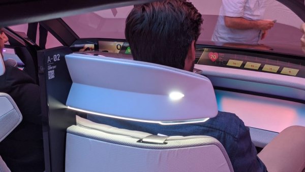 Един от впечатляващите допълнителни ефекти на този дизайн е драстично повишената видимост от шофьорското място - с цели 24% повече в сравнение с актуалните модели. Това се дължи и на свръхширокия екран между предното стъкло и таблото, който прожектира образа от камерите и на практика елиминира предния капак като препятствие за окото. 
 