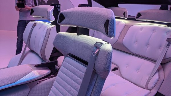 Scenic Vision представя и система от въздушни възглавници от ново поколение, наречени Cocoon Airbag (cocoon - пашкул). Тя е монтирана не във волана и таблото, а в седалките, и при злополука на практика обвива цялото тяло на пътниците. Освен че повишава безопасността, това освобождава допълнително пространство в интериора. В съчетание с електронните системи за сигурност това ще направи Scenic Vision със 70% по-безопасен от новите автомобили на пазара в момента. 
