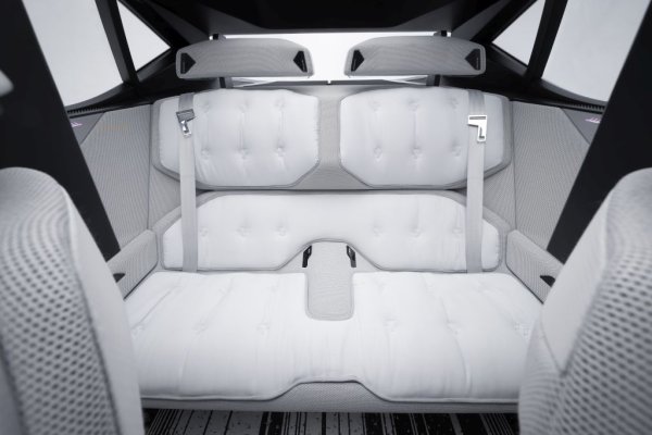 През 2024 този концепт ще се превърне в следващия сериен Scenic - с малко по-конвенционален интериор и само като електромобил, без водородната хибридна система. Външният дизайн обаче ще остане почти непроменен от концепта. Това означава дължина от 4.49 метра и ширина от 1.90 метра - типичните размери на модел от С-сегмента, но с вътрешно пространство като от горния D-сегмент (междуосието е с 5 см по-дълго от това на актуалния VW Passat). 
