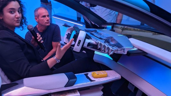 Най-интересното в интериора е новата концепция за приборите: чрез 10 отделни малки сензорни екранчета, които могат да се използват за най-различни функции. Четири от тях са на таблото, вдясно от волана, и можете сами да програмирате какво да ви показват - навигация, настройки на климатика, музикален плейър, нива на замърсяване на въздуха и дори собствения ви пулс.  Две екранчета са вляво от волана и са предвидени за управление на скоростната кутия, отваряне на вратите и контрол на нивото на батерията и обхвата. Две екранчета са върху вратите и управляват седалките, самите врати, прозорците, интериорното осветление и музиката. 
Последните две са за пътниците на задната седалка. 
