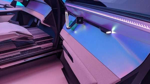 След като BMW нае Ханс Цимер да "композира" звука в новите й модели, сега Renault отвръща на удара с Жан-Мишел Жар. Следващата стъпка вероятно ще е Стивън Спийлбърг да режисира графиката на мултимедията. 
Шегата настрана, партньорството на Renault с легендарния пионер на електронната музика доста надхвърля няколкото звукови сигнала в колата. Жар е помогнал активно за създаването на новаторската аудиосистема, която ползва изненадващо малко говорители: по един във всяка врата и по един в подглавниците на седалките. 
