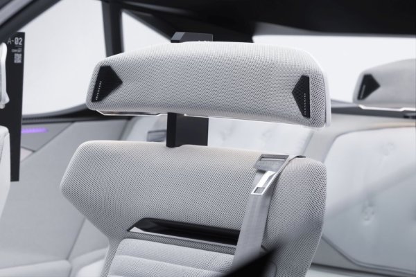 Аудиосистемата е уникална и в друго отношение: всяка седалка си има не само свои говорители, но и свои микрофони, така че автомобилът може да разпознава гласови команди от всеки отделен пътник. Може също при нужда да усилва локално звука и дори гласовете на останалите пътници, ако единият от хората в салона недочува. 
Камерите в купето имат система за лицево разпознаване, така че колата може да се настрои автоматично към вашия личен профил, още щом седнете в нея. Освен това тя следи не само за признаци на умора, но и общото ви здравно състояние, включително пулса.
