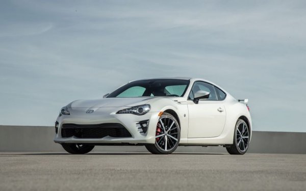В зависимост от пазара, този автомобил е известен още като Subaru BRZ или Scion FR-S. Той беше продукт на сътрудничество между двата японския производителя – Toyota и Subaru, като се предлага на пазара от 2012 г.

Toyota GT 86 е пъргав спортен автомобил с 2,0-литров атмосферен двигател, който се предлага както с механична, така и с автоматична скоростна кутия. Не е най-бързата кола на права отсечка, но пък предлага някои качества, които се недостъпни дори за по-скъпи спортни модели.