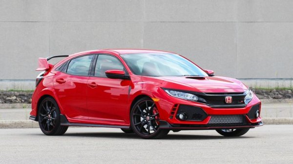 Петото поколение на Honda Civic Type R е нещо наистина специално, като това се отнася не само за външния вид на автомобила. Причината е в наистина забележителния двигател, който има работен обем о 2,0 литра и развива 320 конски сили.

Хот-хечът се предлага с ръчна скоростна кутия, която изпраща мощността към предите колела. Машината се държи наистина невероятно на пътя, като доставя огромно удоволствие на човека зад волана.