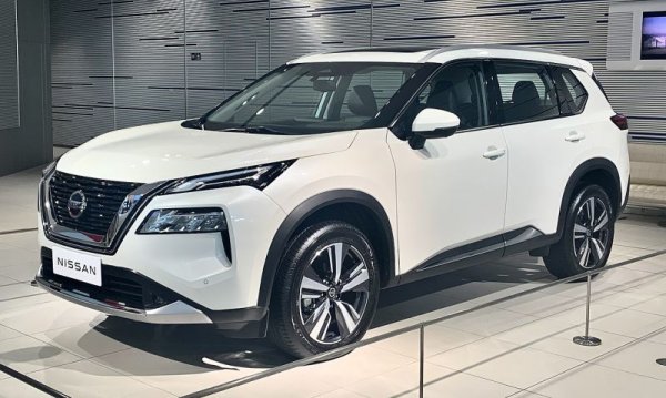 В немалко каталози X-Trail се води като компактен, а не средноразмерен кросоувър. С дължина от 4.68 метра, последното му поколение е някъде по средата между двата класа. Все пак решихме да го поставим тук, за да го разграничим от компактния Qashqai. 
