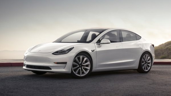 Над 50% пазарен ръст за американския електромобил, резултат най-вече на голямата доставка през март и на факта, че Tesla понижи забележимо цените, за да влезе в обхвата на държавните субсидии на по-големите пазари в ЕС. 
