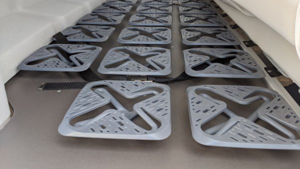 Тези необичайни пружини изпълняват ролята на подматрачна рамка и правят леглото в Grand California наистина удобно